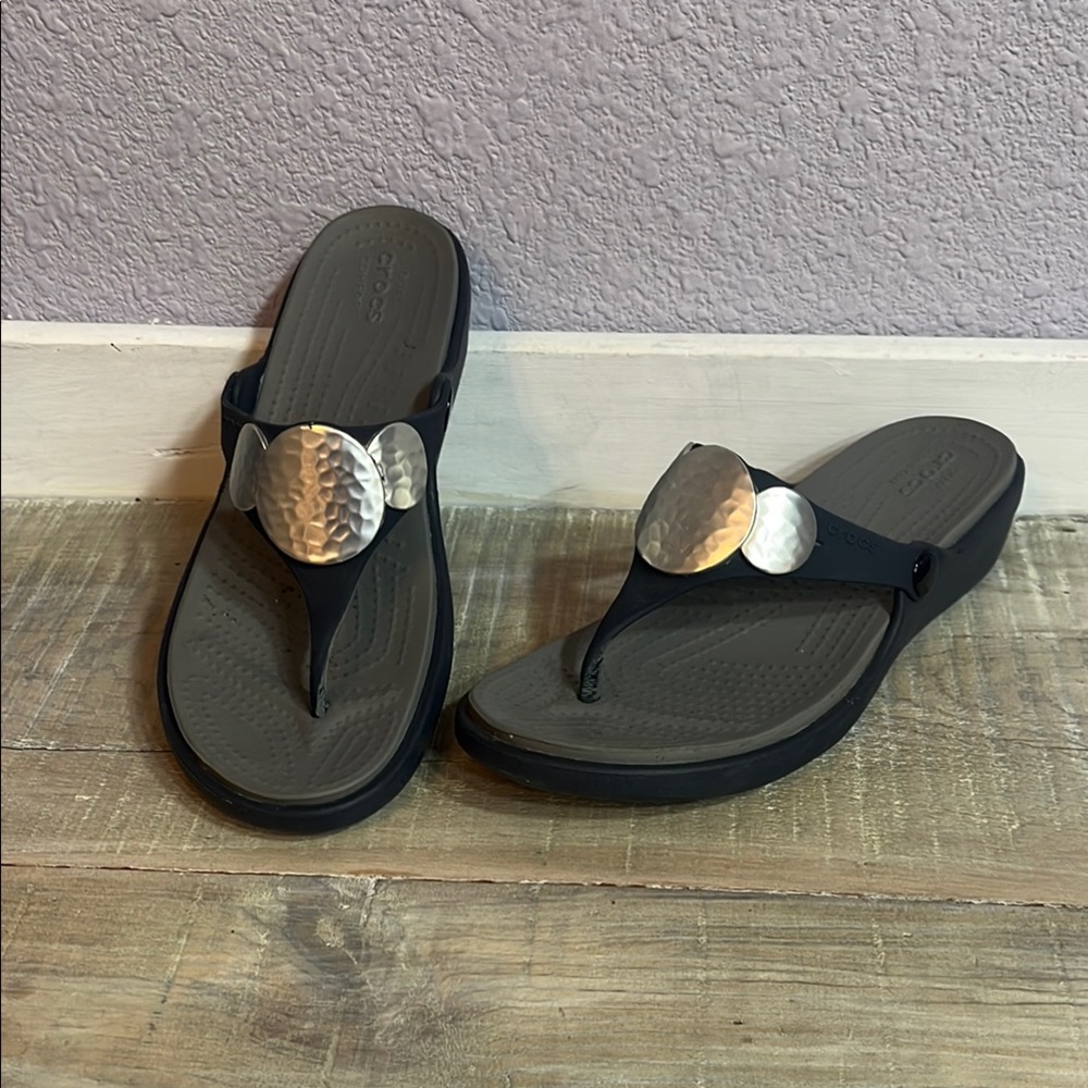 CROCS Dual Comfort Sandals in Grey with silver trim Sz 8